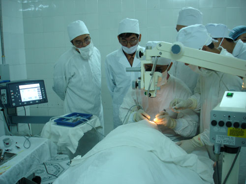 Mổ mắt bằng kỹ thuật PhaCo-phương pháp kỹ thuật cao được ứng dụng tại Bệnh viện Mắt Bắc Ninh